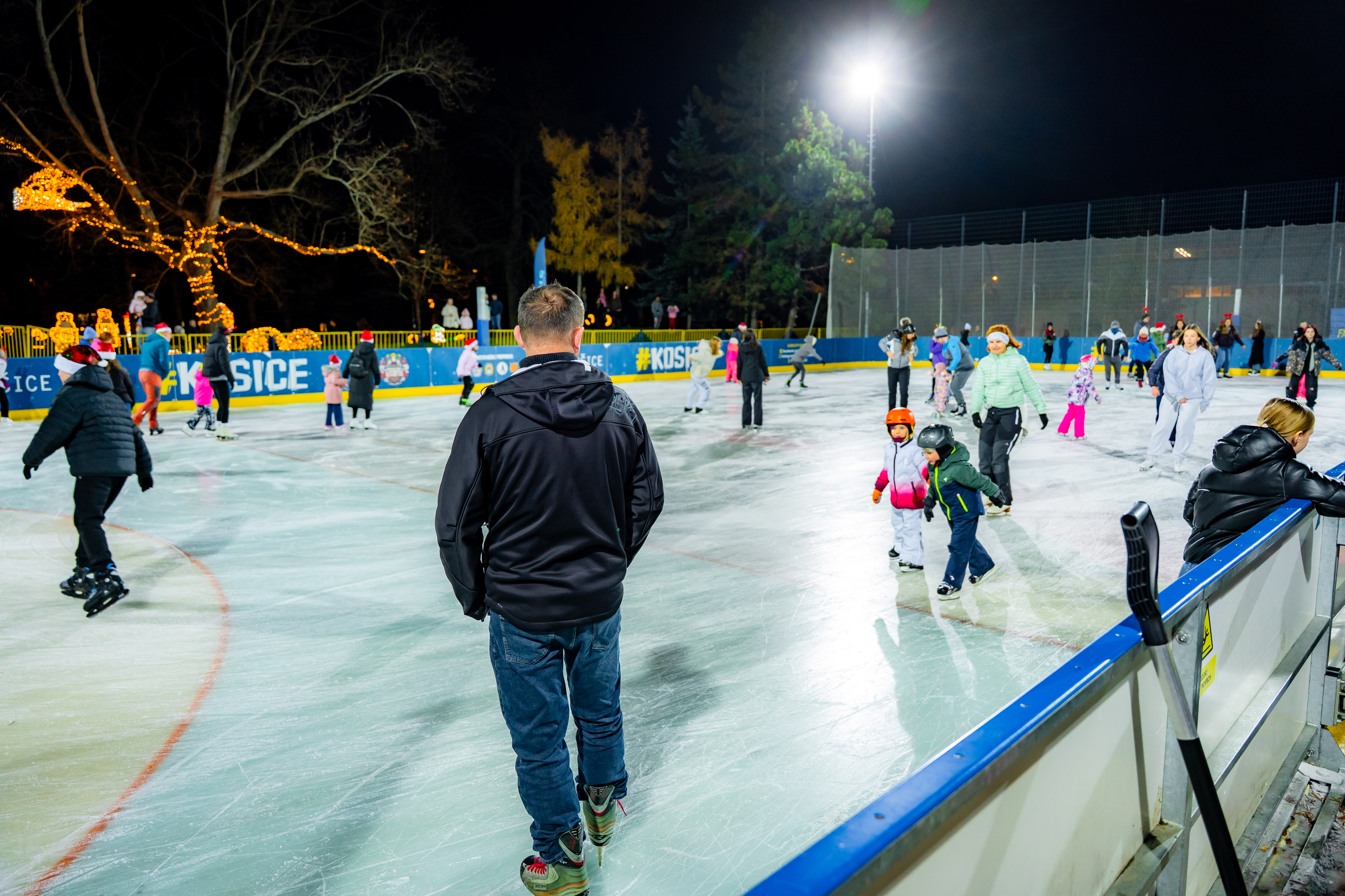 Otvorenie ladovej plochy v Mestskom parku-9